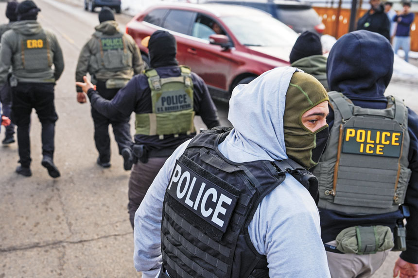 聯邦執法人員2月在明尼阿波利斯展開移民執法行動。美聯社資料圖片