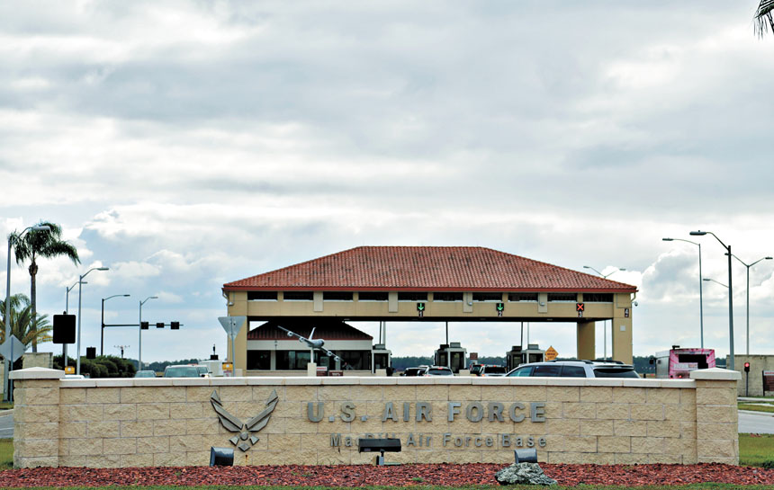 圖為佛州坦帕麥克迪爾空軍基地主入口。美聯社資料圖片