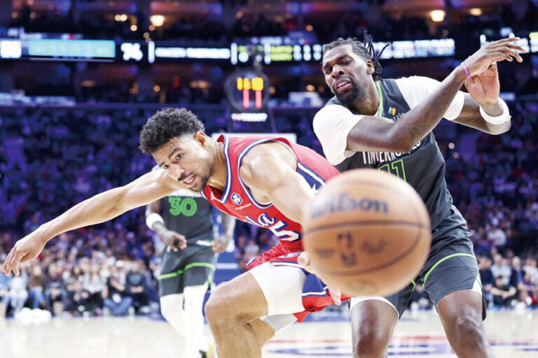 森林狼隊和76人隊球員在激烈爭搶。路透社