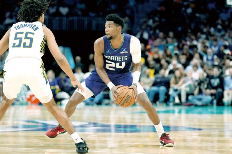 黃蜂隊和步行者隊球員在斗法。路透社