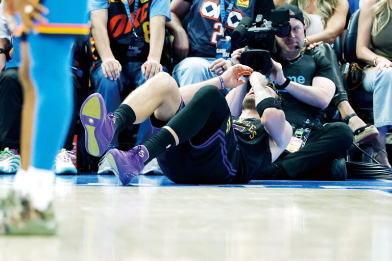 東契奇在第三節比賽中摔倒在球場上。路透社