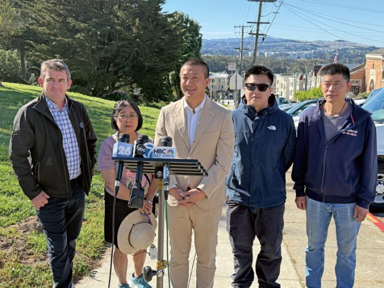 王兆倫在日落區召開記者會，宣布協助居民向交通局申請調整泊車方式以增加車位。 記者陳程威攝