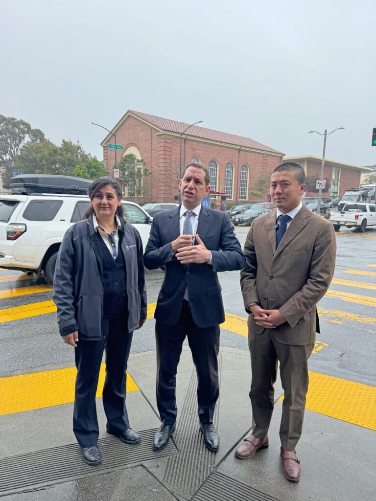 左起：三藩市交通局公車部主管Viktoriya Wise、市長羅偉、市參事王兆倫在日落區宣佈19大道翻新工程終期施工期間的交通管制安排。讀者李琛然提供