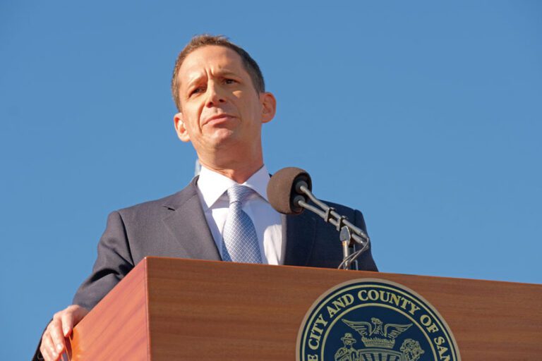 羅偉的資產超過3,300萬元是眾人之中最高。本報資料圖