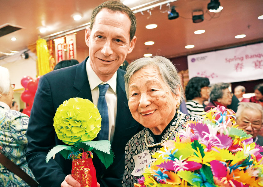 市長羅偉為101歲超級耆英Pei Wen Huang婆婆佩戴長壽項鏈後合照。記者黃偉江攝