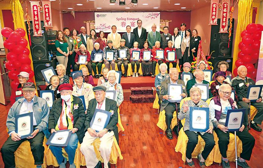 政要、嘉賓與90歲以上的超級耆英合影。記者黃偉江攝
