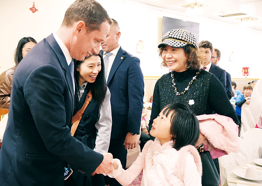 市長羅偉親切握手勉勵慈善小天使王淇欣。記者黃偉江攝