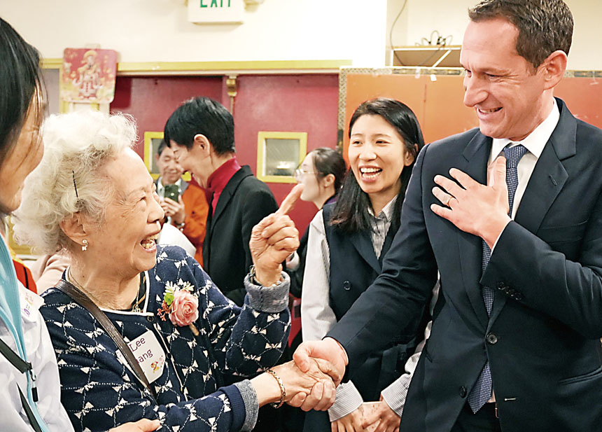 市長羅偉平易近人的作風，深獲耆英們的好評。記者黃偉江攝