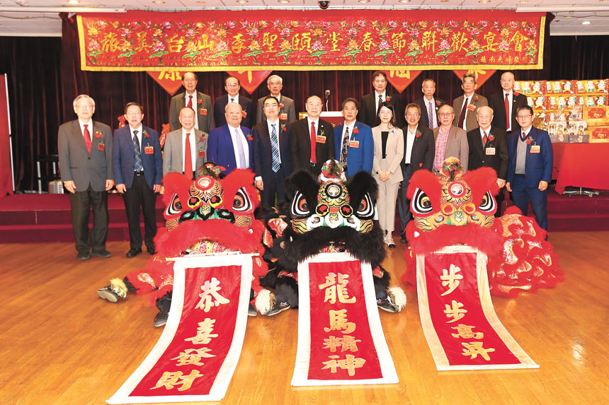 中領館官員、旅美台山李聖頤堂及李氏敦宗總公所首長在醒獅前合影。