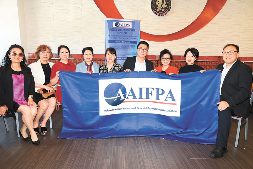 美國亞裔保險理財協會新任會長與同仁合影。