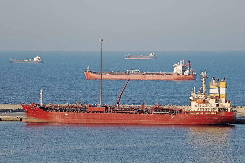 自美以空襲伊朗以來，霍爾木茲海峽航運幾乎停滯，僅有極少數船隻能夠通過。路透社資料圖片