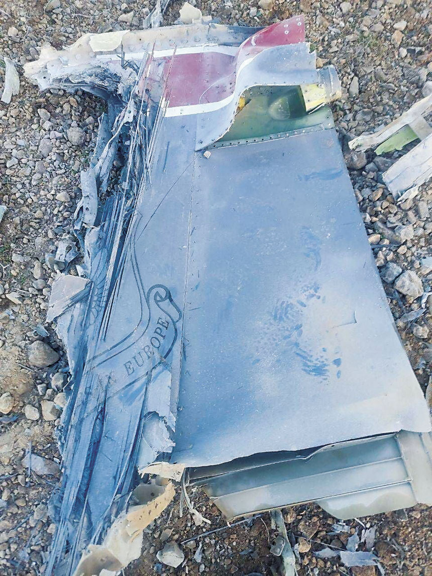 伊朗發布據稱是美戰機殘骸照片，畫面顯示有垂尾部分及零散部件。路透社