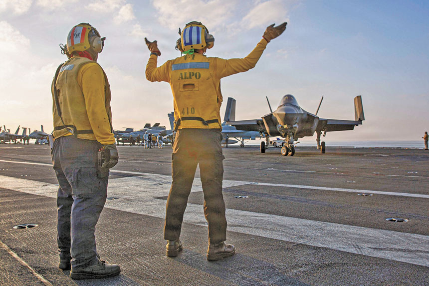 圖為美軍陸戰隊的F-35C戰機在航母甲板滑行。路透社資料圖片