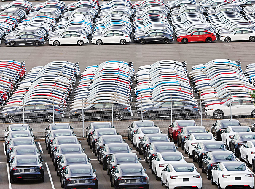 在日本東京附近的橫濱，本田和特斯拉汽車在工業港口的車輛存放場排成一列。路透社