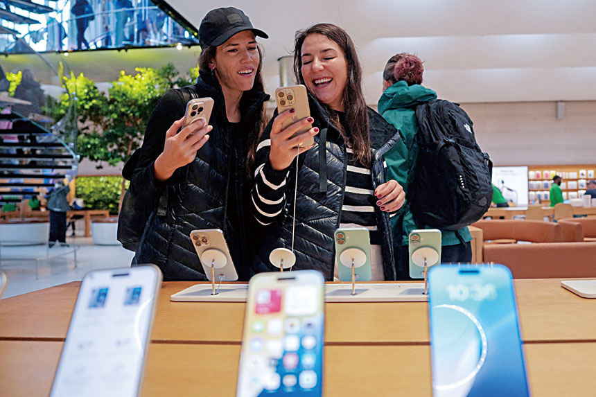 有分析師指出,在記憶體市場持續混亂之際,蘋果可能透過吸收高昂的芯片成本,藉此大幅提升市佔率。圖為紐約市第五大道蘋果專賣店,市民正在使用展示的iPhone手機。路透社資料圖片