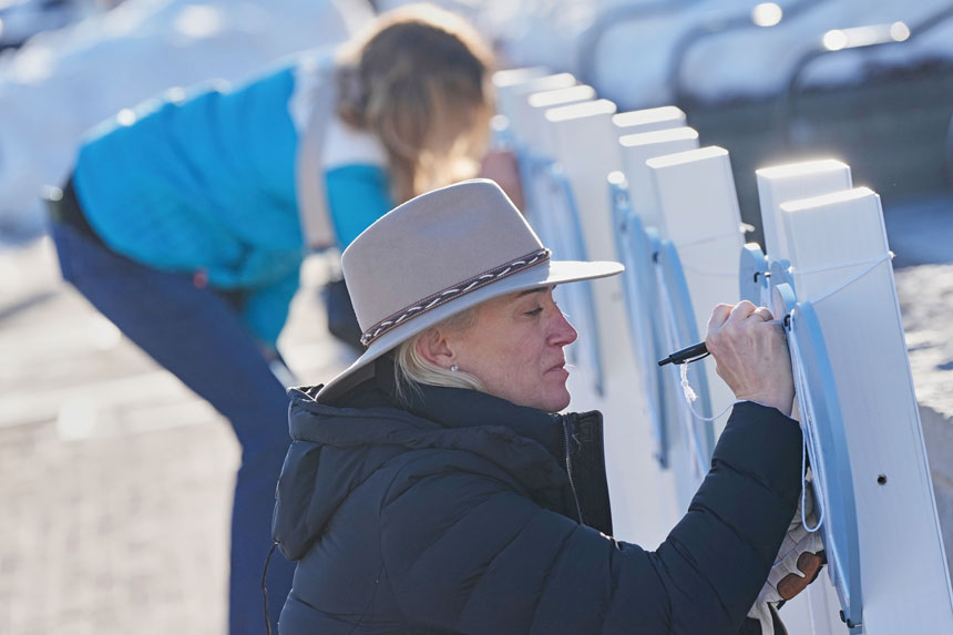 民眾悼念雪崩意外的死者。美聯社資料圖