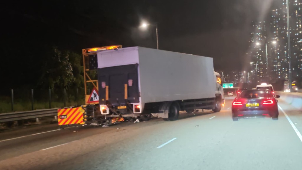 北大嶼山公路貨車與工程車相撞 無人受傷