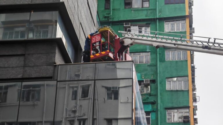 九龍城男子墮樓倒臥平台 消防救起送院搶救