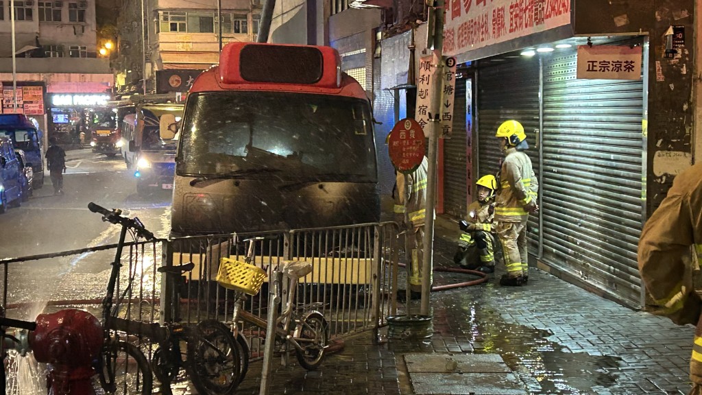 牛頭角小巴凌晨起火傳爆炸聲 消防迅速撲熄無人受傷