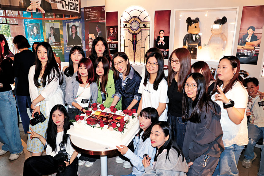 阿佘親切地和一眾粉絲合照留念。