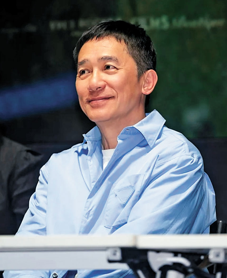 偉仔事隔18年後再次到訪韓國，帶着溫暖的笑容與粉絲見面。 .c2/.c3 偉仔此行除亮相JTBC新聞節目受訪，更與李政宰進行訪談。