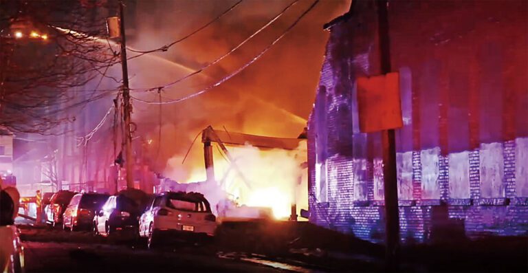 新州一處廢棄長達20年的化工廠陷入火海。WABC截圖