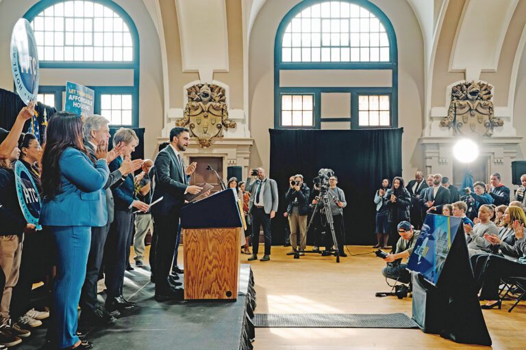 馬姆達尼威脅若奧本尼不配合「向富人徵稅」，將對全市加徵近10%房產稅。Shuran Huang/紐約時報