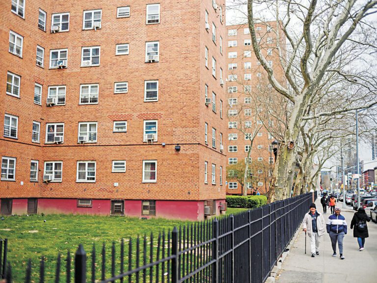 市房屋局一直被視為「最差房東」，目前積壓61萬份待辦工作單。Karsten Moran/紐約時報