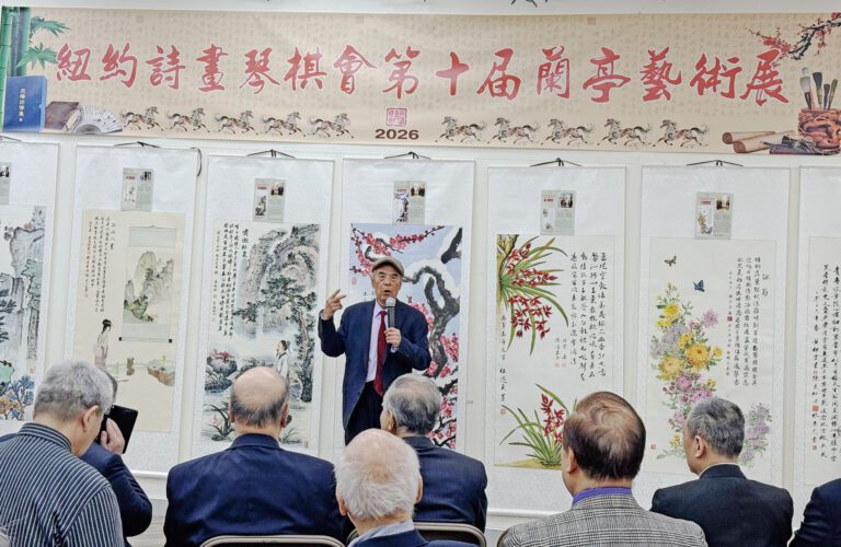 會長梅振才在會上發言。