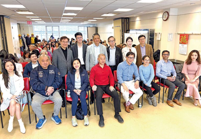 法拉盛的AAC社區巡邏隊將人工智能AI帶入社區，舉辦一場面向華裔老人的專題講座，劉醇逸等出席。