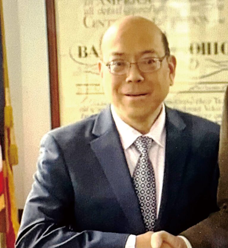 皇后區30選區華裔市議員黃友興自今年就任以來，市議會會議各項議程寫下出席率100%紀錄。