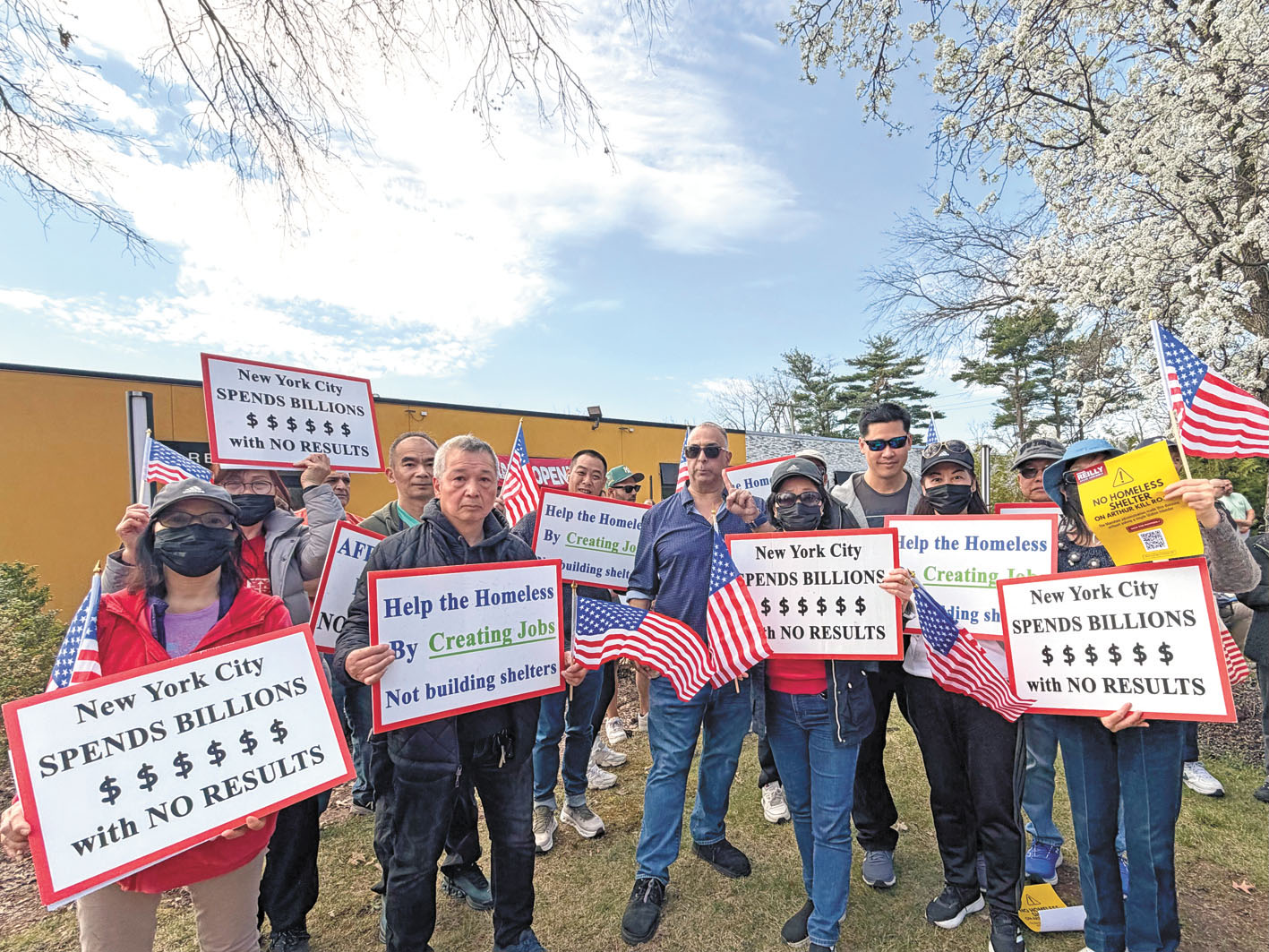 10餘名抗議賓臣墟86街遊民所的華裔到場顯示支持。