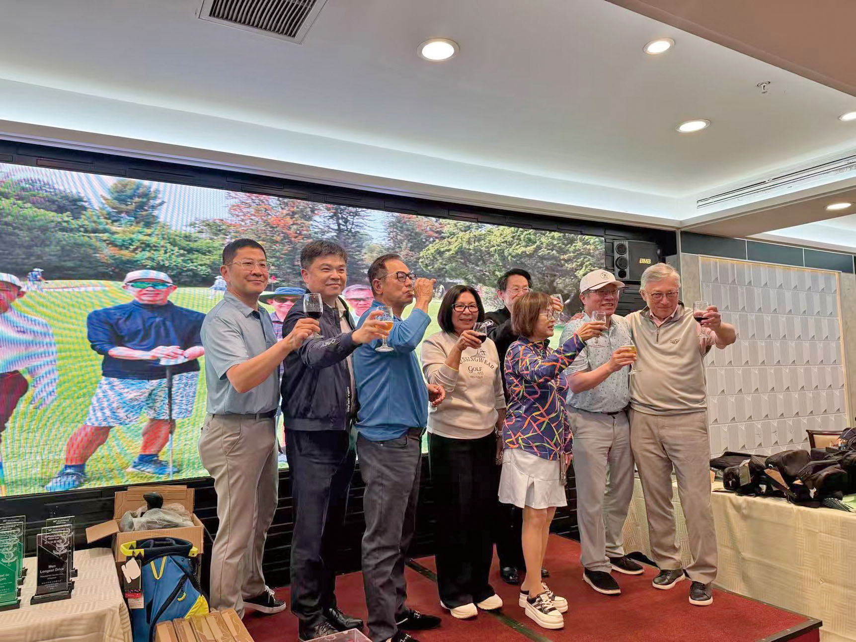 歷屆會長與贊助方華航及長榮航空上臺敬酒。記者陸新攝