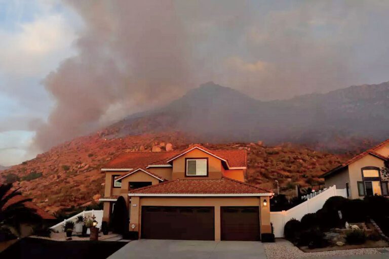 河濱縣消防局在莫雷諾谷的蘭喬貝拉戈住宅區萊德路沿線監測「泉水山火」。洛杉磯時報