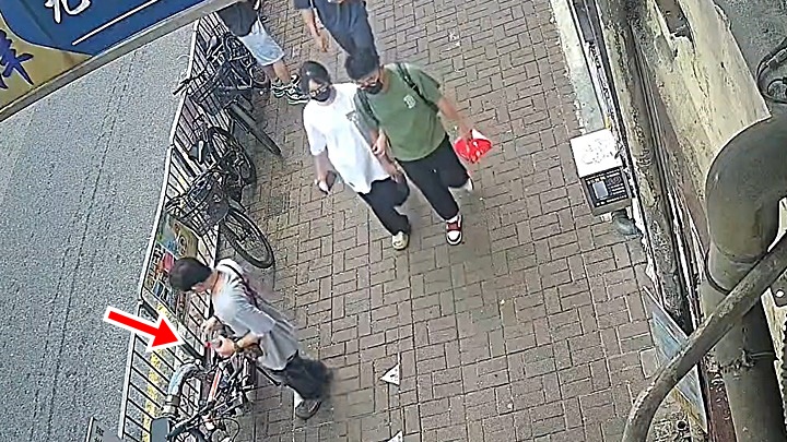 上水新豐路單車舖外發生盜竊案 男子疑偷走鎖於消防喉單車