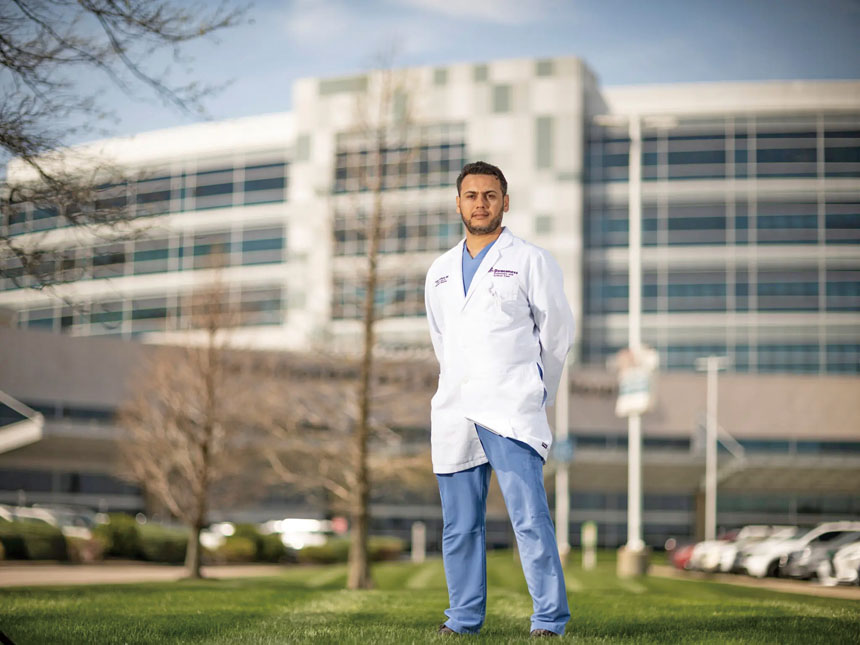 來自利比亞的38歲肺科醫生阿爾古拉(Faysal Alghoula),目前在醫療資源不足地區診治病人,因特朗普的移民政策,可能會失去在美國工作的資格。Austin Anthony/紐約時報