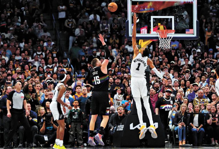 約基奇加時賽中的拋投，令文班亞馬猝不及防。路透社