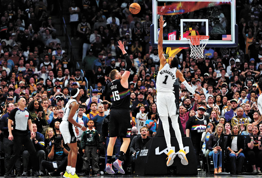 約基奇加時賽中的拋投,令文班亞馬猝不及防。路透社