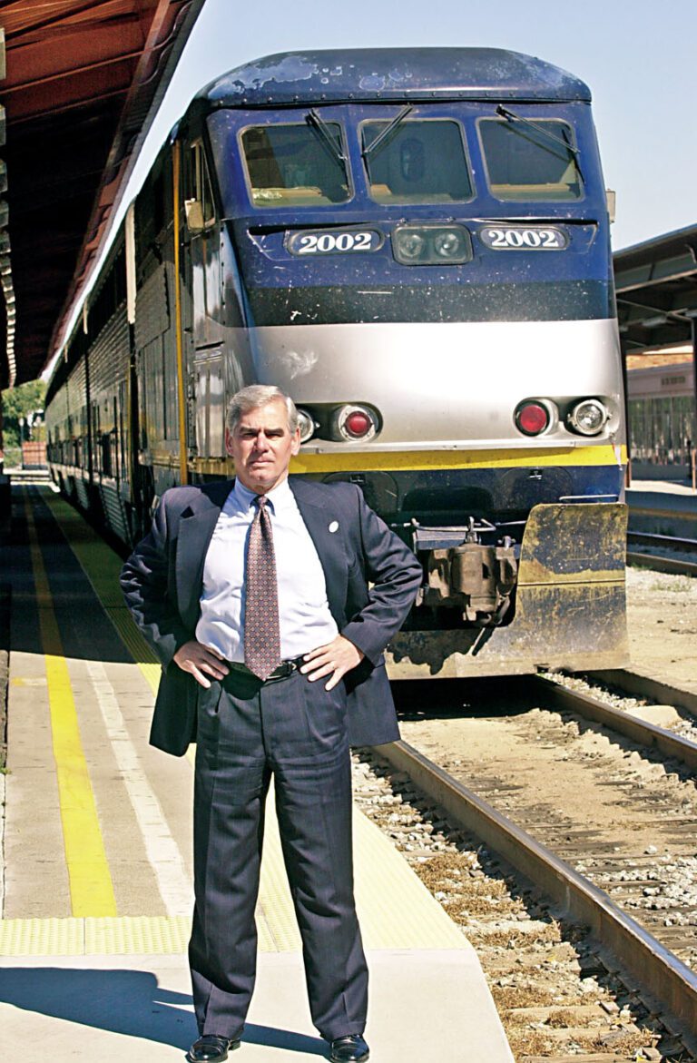 狄里登2001年9月28日在聖荷西一列美鐵（Amtrak）列車旁留影。美聯社資料圖片