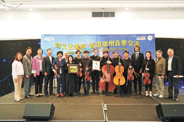 總領事張建敏伉儷（左4、左3）、張岱楨處長（左6）、梁建鋒社長伉儷（左2、左1）與嘉賓及兩地樂手們合影。記者黃偉江攝