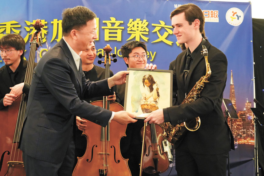 中領館總領事張建敏向樂團頒贈紀念品。記者黃偉江攝