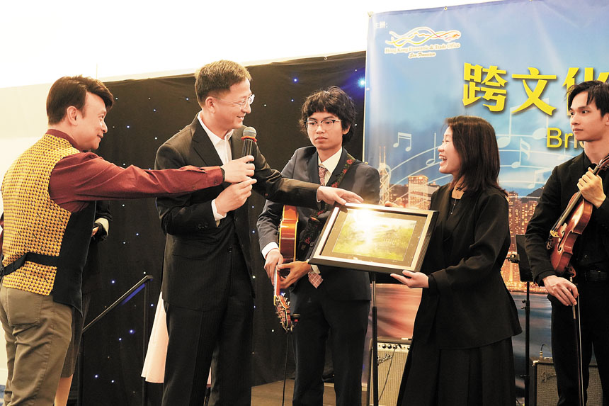 張建敏總領事向Nexus室樂團送紀念品。記者黃偉江攝