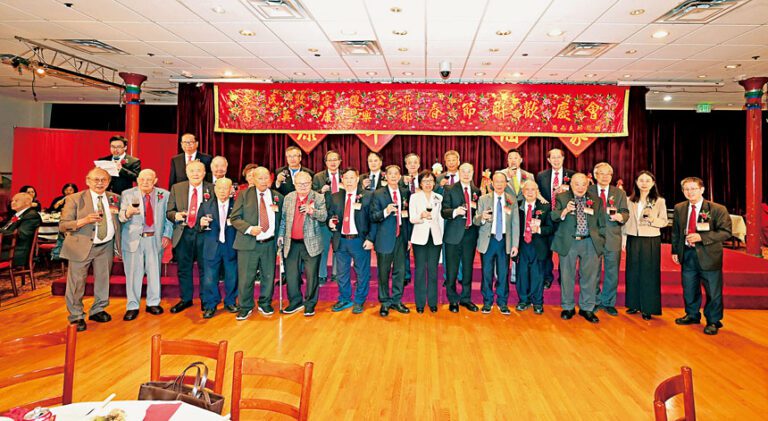 中領館官員、李氏敦宗總公所及各埠李氏首長共同敬酒祝福。馬紅兵攝