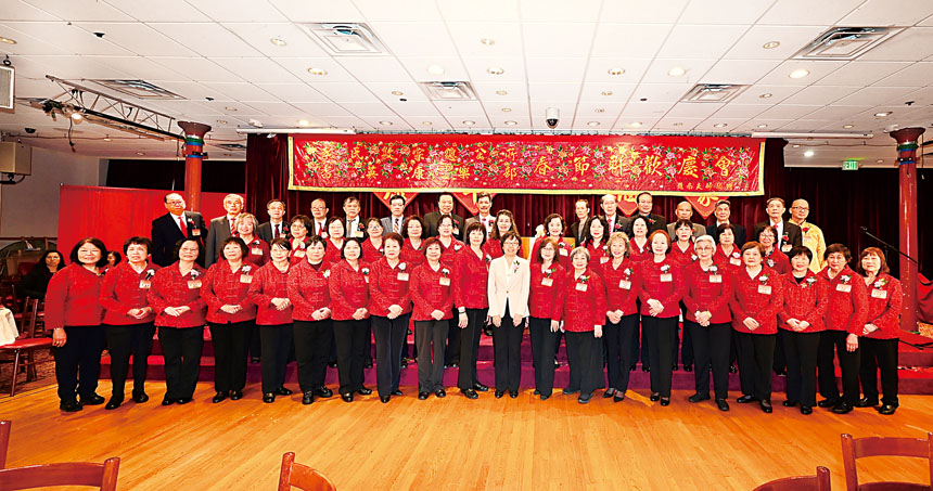 中領館副總領事曹軼彬與李氏敦宗總公所合唱團同仁合影。馬紅兵攝