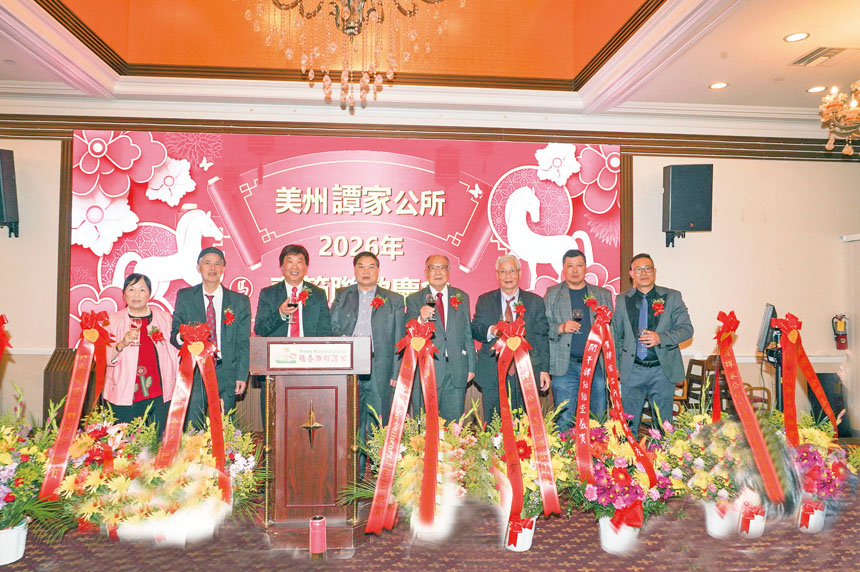 主席燦芬與元老、職員暨婦女部主任舉杯向嘉賓致以新春祝福。譚國亮攝