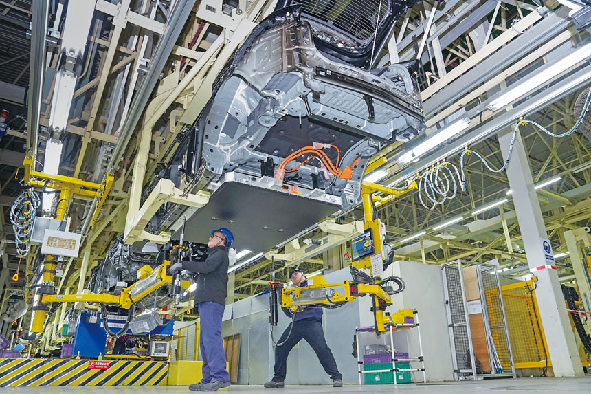 在位於南京的長安馬自達汽車總裝車間,工人們正在進行生產作業。新華社