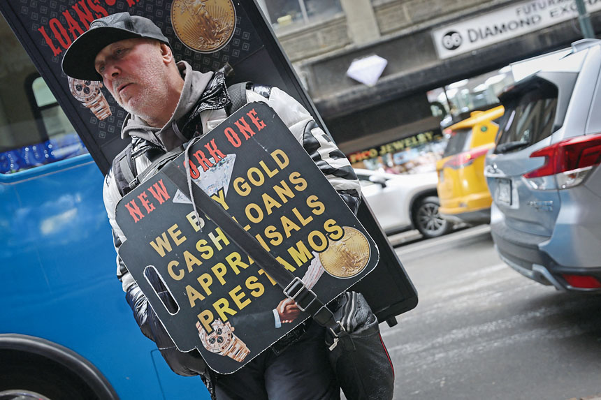 雖然三月金價出現下跌，全球金價總體來看仍徘徊在歷史高位。圖為一名回收黃金業者站在紐約曼哈頓街頭。路透社