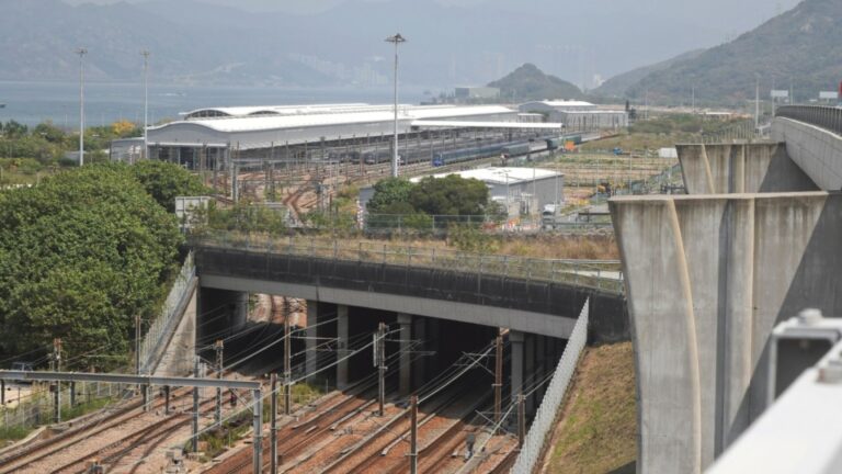 港鐵小蠔灣車廠信號故障 機場快綫及東涌綫一度延誤