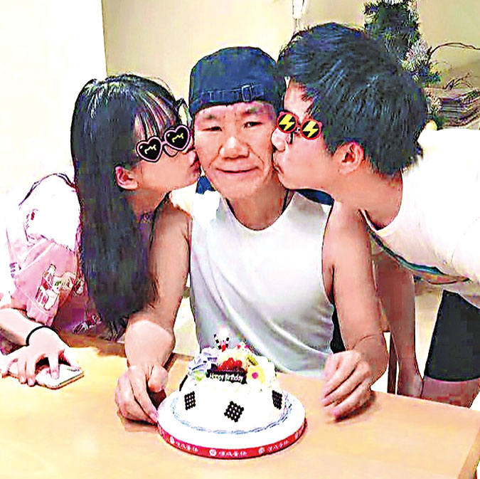 ■趙傳（中）父兼母職，自豪「小孩帶得好」。網上圖片