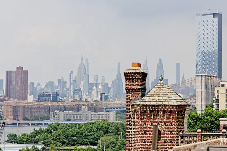 弗洛普警告，多家大型企業已開始採取行動，準備將總部或職位外遷。 Anna Watts/紐約時報